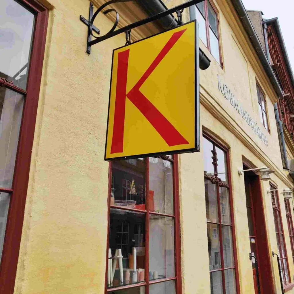 Logo udenfor butikken