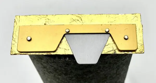 Broche,14 karat bladguld, rhodineret aluminium