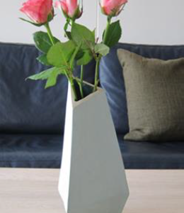 Trekantet og skæv vase/Jørgen Sten Nielsen