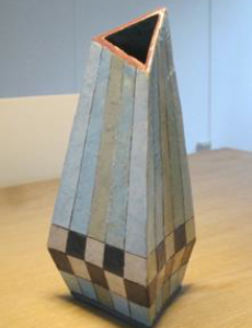 Trekantet og skæv vase/Jørgen Sten Nielsen