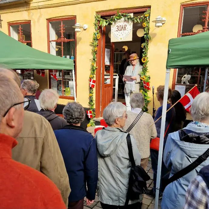 jubilæumstale på butikkens trappe