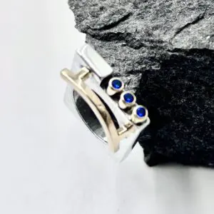 Ring med guldbøjle, 3 små lapis lazulasten
