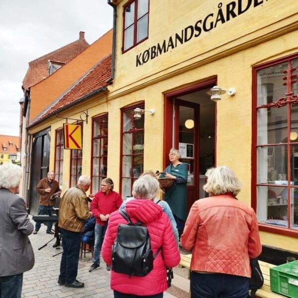 Butikken udefra med mennesker.