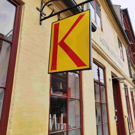 Logo udenfor butikken