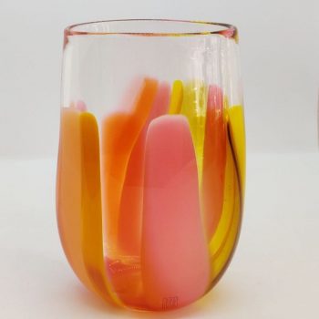 Glasvase med orangerøde farver